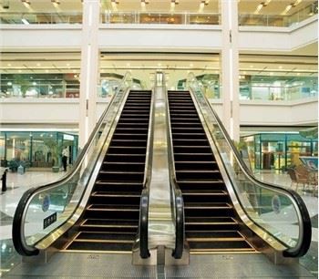 30 grādu komerciālā iepirkšanās centra eskalators