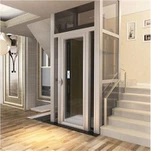 Dzīvojamā modernā luksusa villa lifts